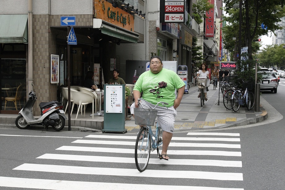 Tagonishiki riding his bicycle in the Kinshicho area on a Sunday afternoon.