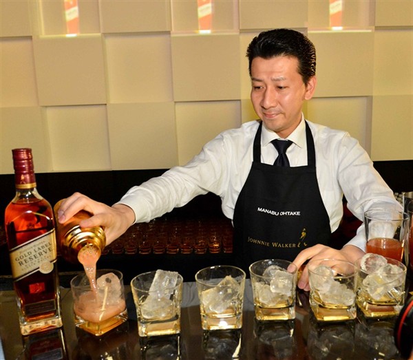 singapore-revelers-drink-up-at-johnnie-walker-circuit-lounge_11