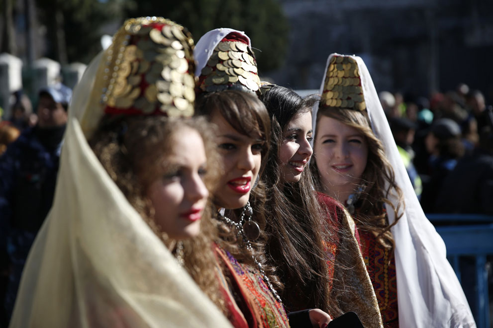 بیت اللحم - دختران مسیحی در لباس سنتی فلسطینی Reuters/Darren Whiteside