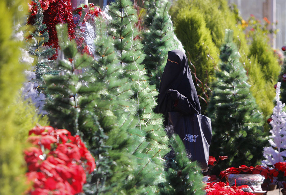 مصر - زن مسلمان در بازار درختان کریسمس P Photo/Amr Nabil 