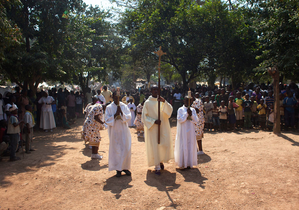 جمهوری افریقای مرکزی - کمپ اواره ها و مراسم کشیش های کاتولیک برای تولد مسیح AP Photo/Rebecca Blackwell