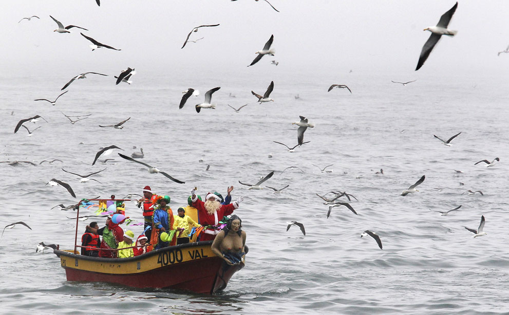 شیلی - اتحادیه ماهیگیران هدایای کریسمس را به جزائر می برند Reuters/Eliseo Fernandez     شیلی - اتحادیه ماهیگیران هدایای کریسمس را به جزائر می برند     Reuters/Eliseo Fernandez
