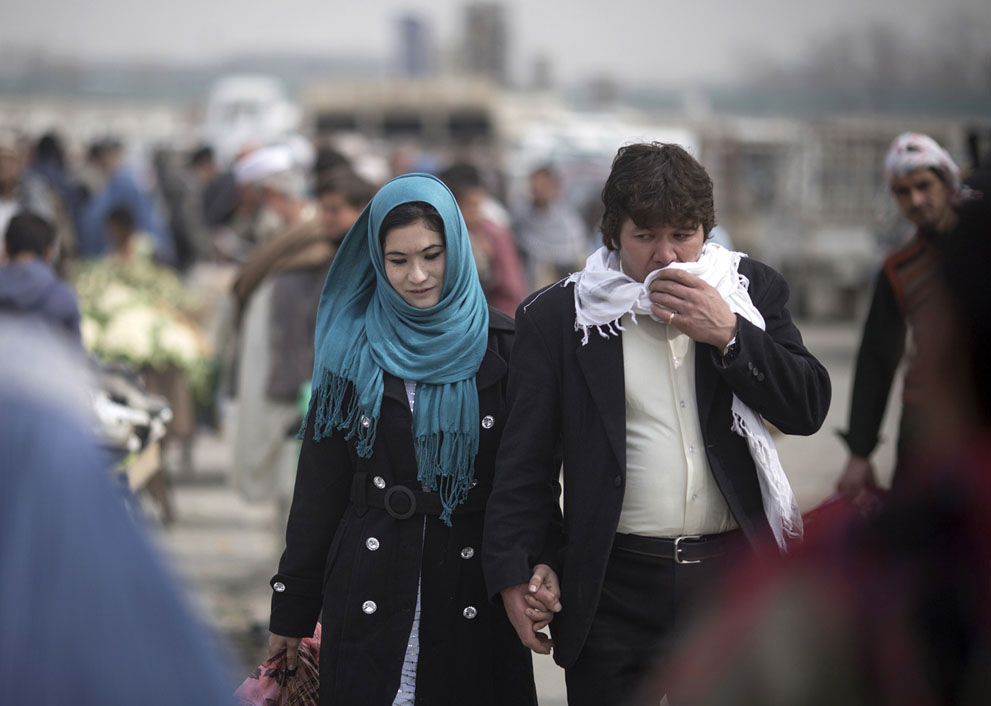 یک زوج افغان در بازار کابل