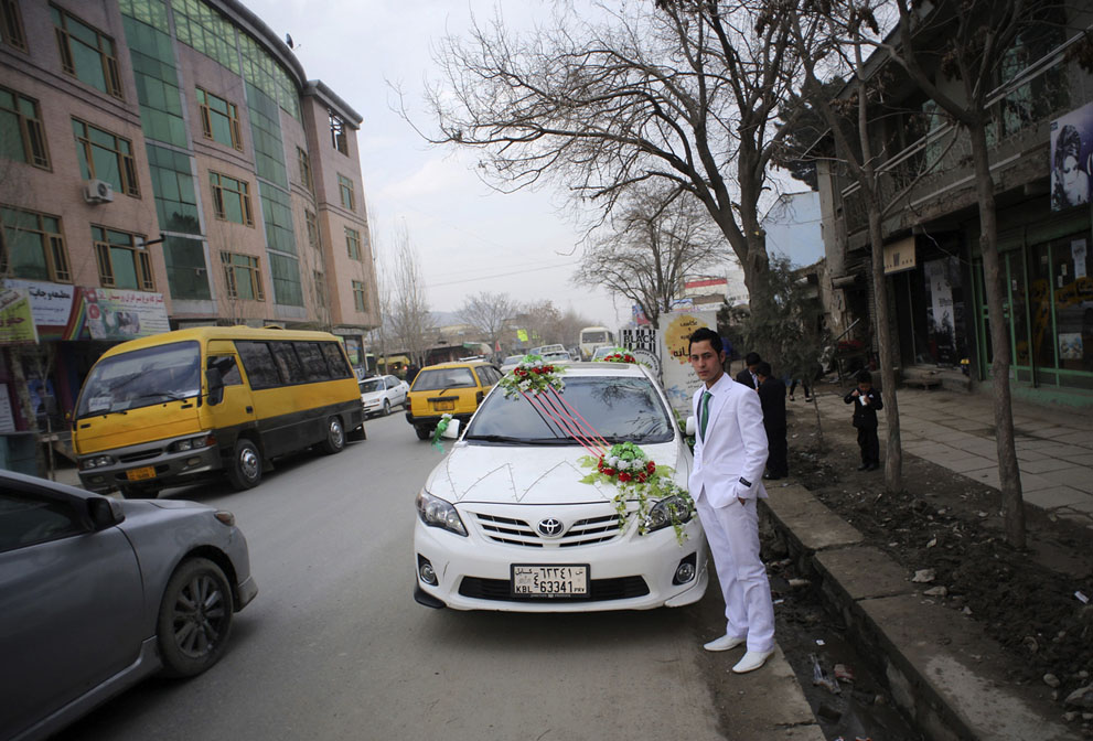 داماد تازه از سلمانی در آمده در یکی از خیابان های مرکزی کابل