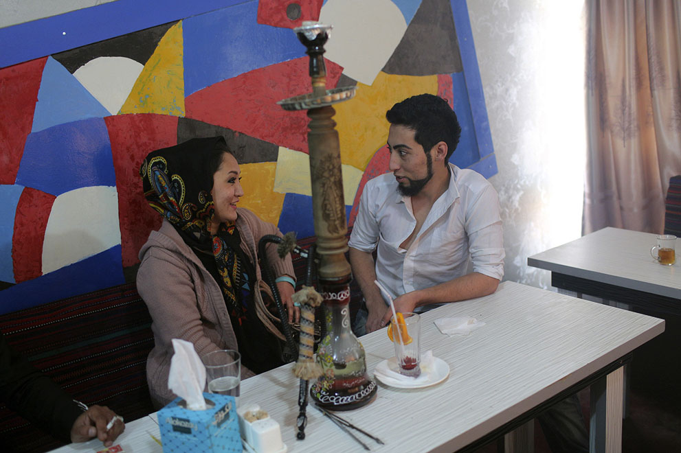 خواننده افغان متین با دوست دخترش در کافه ایی در کابل