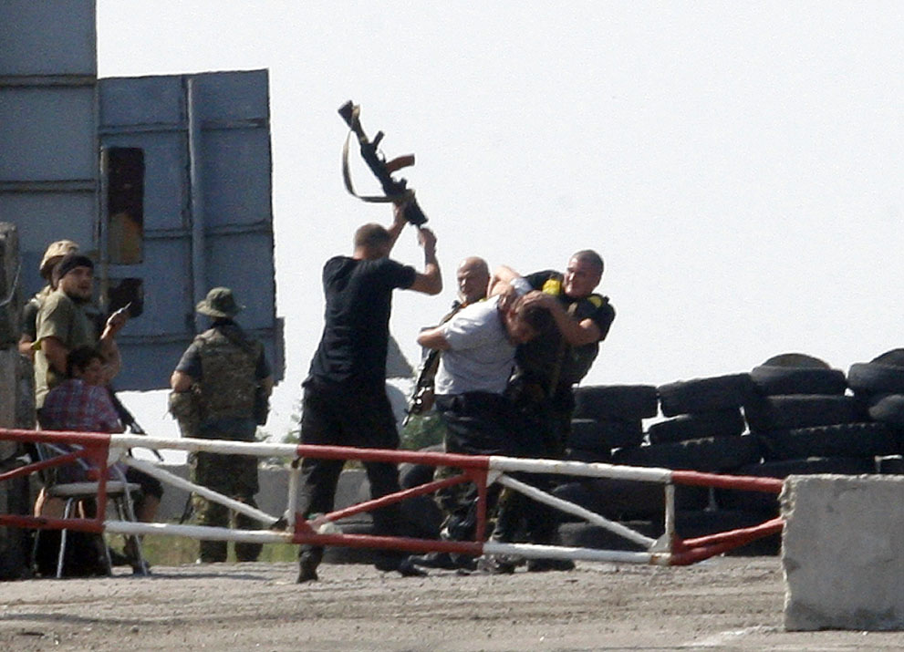 سربازان اوکرائینی یک مظنون به جاسوسی را کتک می زنند