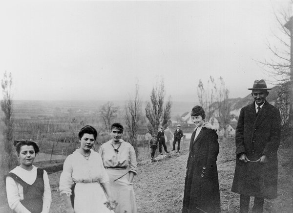 کافکا و منشی اش جولیا کایزر و خواهرش اتلا و دیگران - عکس از Hans-Gerd Koch, Hagen