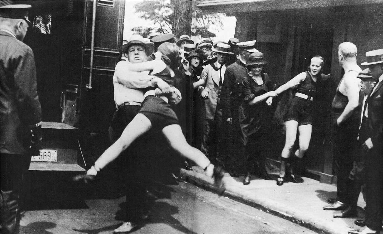 indecent-bathers-arrested_Chicago-1922