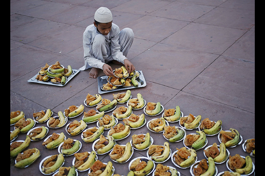 پسر مسلمان مشغول آماده سازی بشقاب افطار در یکی از مساجد دهلی در هند است