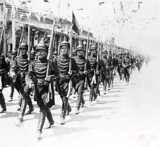 رژه سربازان ایرانی در روز تاجگذاری رضاشاه در تهران