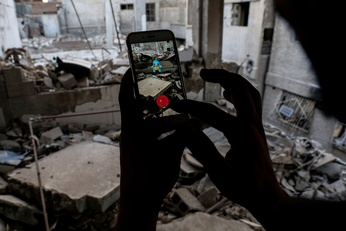 یافتن پوکومان در مخروبه های شهر نزدیک دمشق SAMEER AL-DOUMY/AFP/Getty Images)