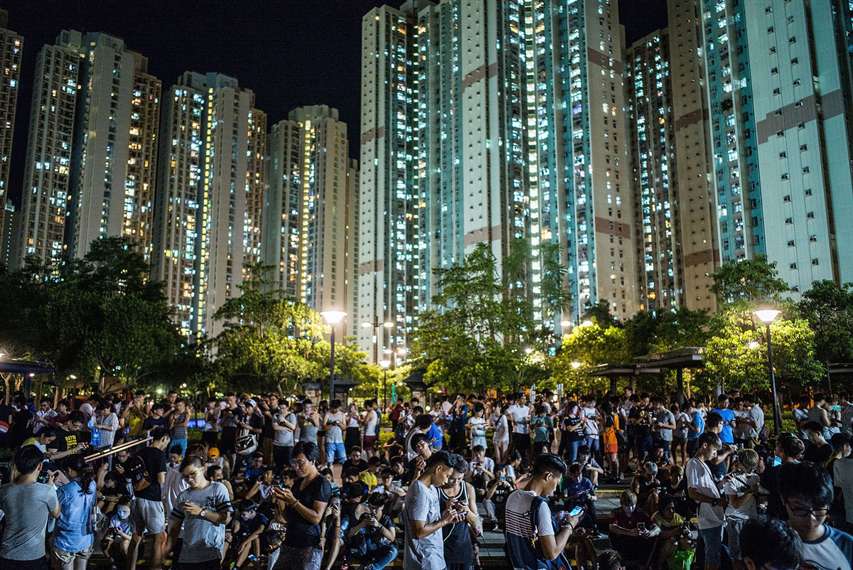 هنگ کنگ، تابستان 2016 - افراد در یک پارک مشغول بازی جدید پوکومان هستند. (Photo by Lam Yik Fei/Getty Images)