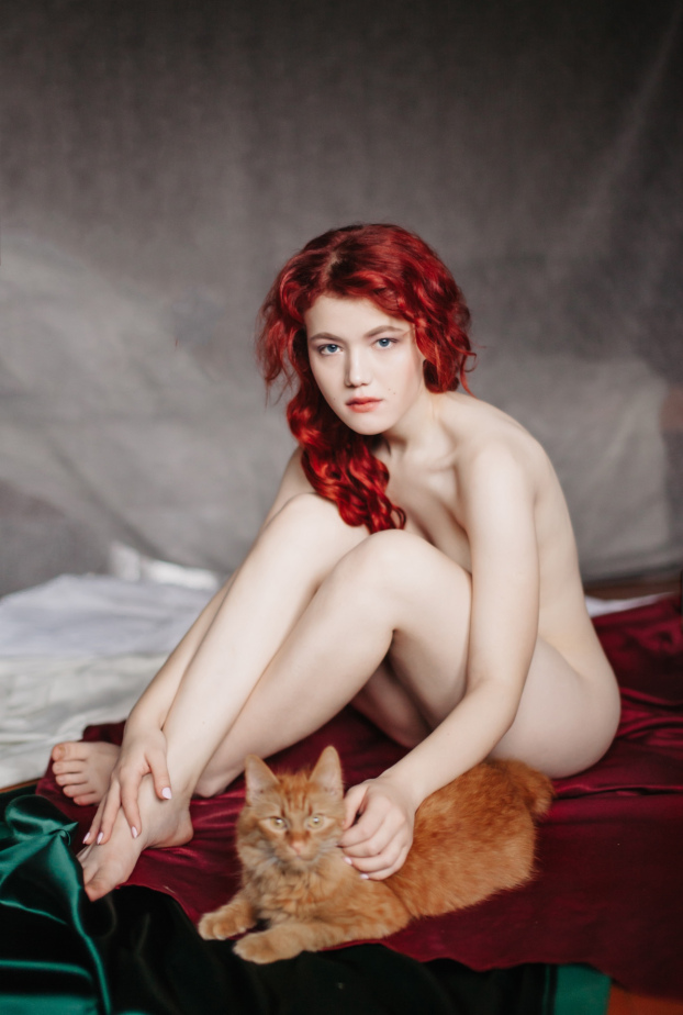 عکس روز – زن موقرمز جذاب و گربه